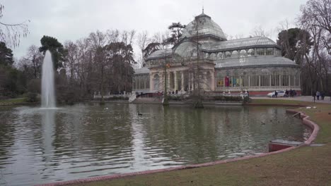 Beautiful-Scene-At-The-Fountain-In-Front-Of-Palacio-De-Cristal-At-Buen-Retiro-Park,-Madrid,-Spain---wide-shot