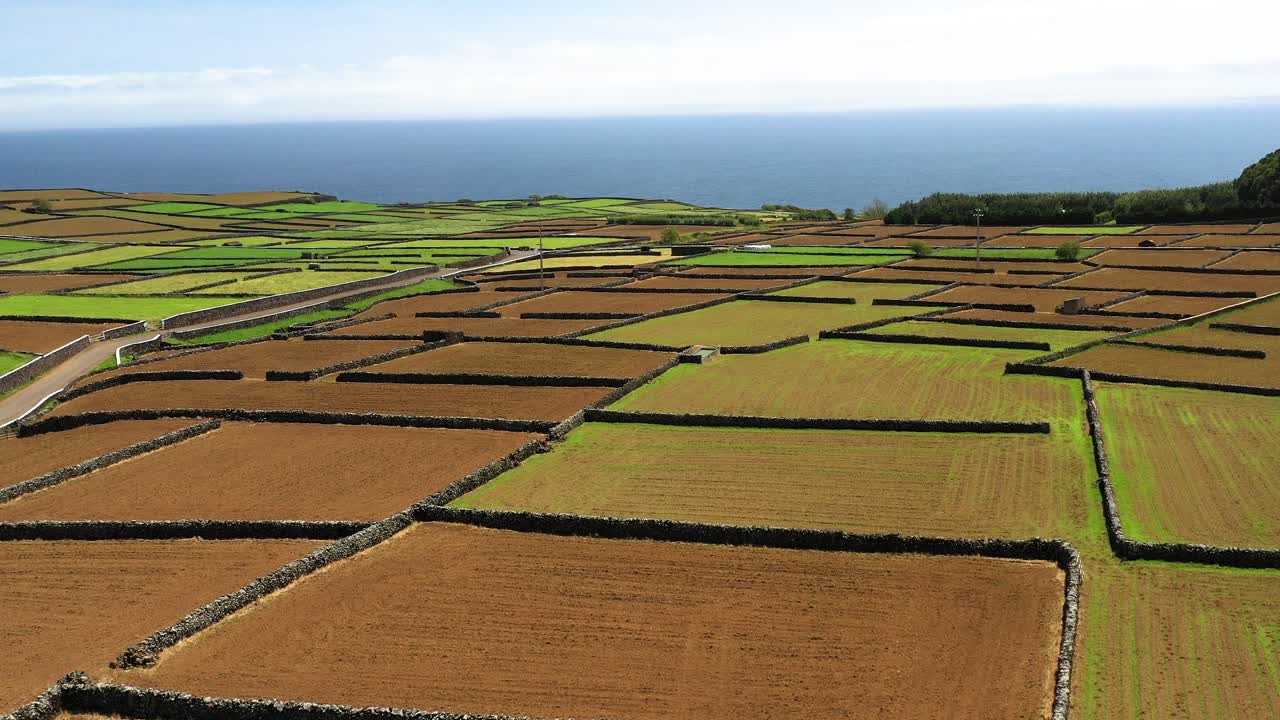vasto paisaje de campos agrícolas en la isla terceira en azores, portugal