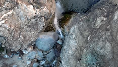 cascada del cañón de eaton: vista de pájaro hacia abajo ascendiendo sobre las cataratas y el río
