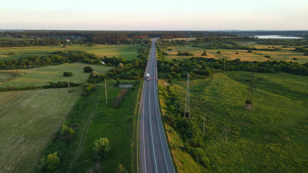 시골 을 가로지르는 고속도로