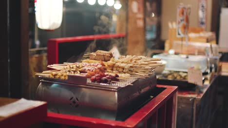 Humo-De-Brochetas-De-Kushiyaki-Asadas-En-El-Mercado-De-Pescado-Kuroshio-Ichiba-En-Wakayama,-Japón