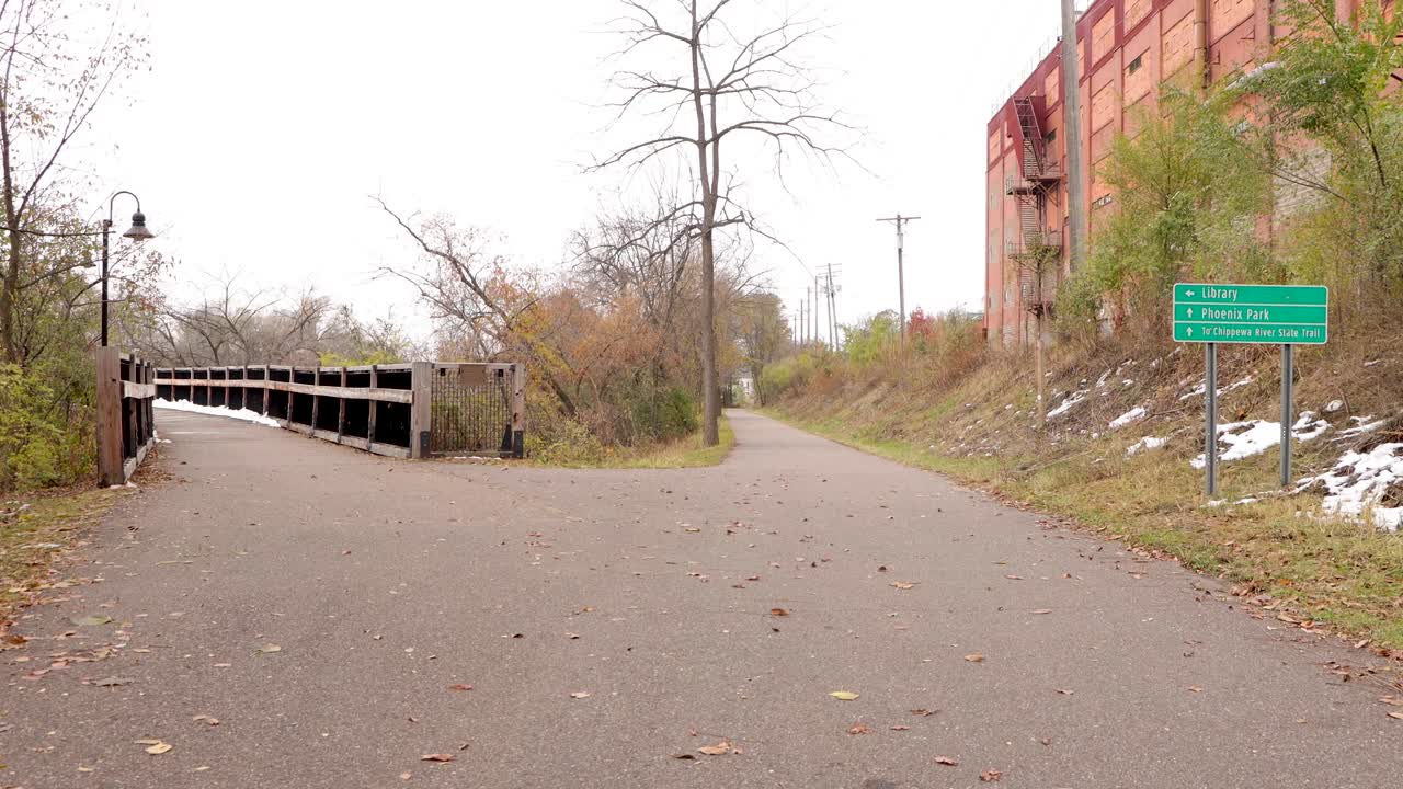 강 트레일로 이어지는 표지판이 있는 교차로