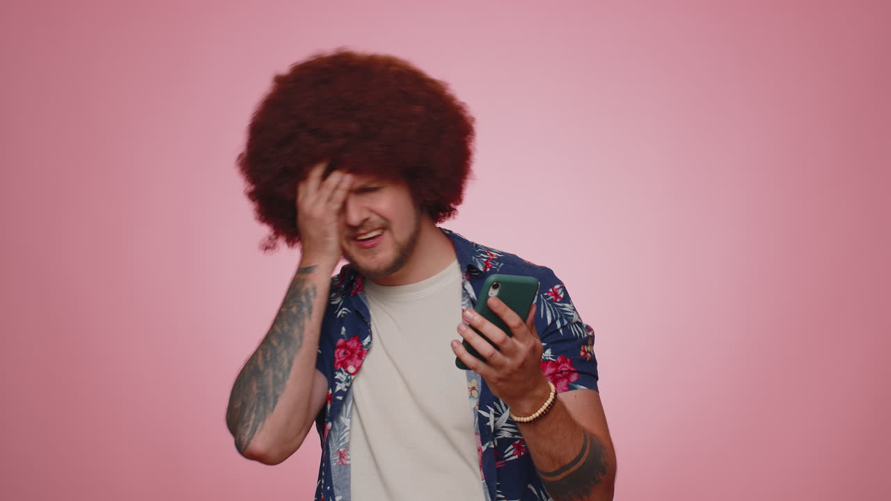 el hombre usa el teléfono inteligente, escribe, navega, pierde, se sorprende, resultados repentinos de la lotería, mala fortuna.