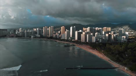 Aerial-drone-footage-of-Honolulu,-Hawaii