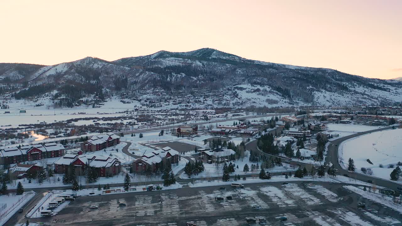 Panorama del paesaggio urbano di Steamboat Springs e del Monte Werner nella Contea di Routt, Colorado, USA