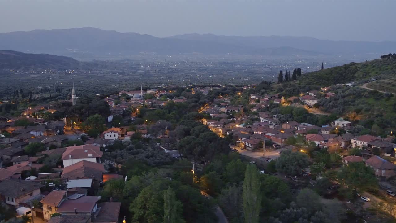 una vista del pueblo con su mezquita y sus casas renovadas.