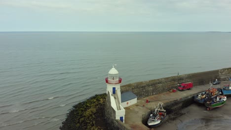 4K-Pan-Überführungsaufnahme-Aus-Der-Luft-Von-Leuchtturm,-Balbriggan-Leuchtturm