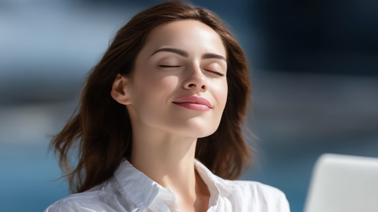 Momenti sereni di relax: una donna si gode la beata tranquillità in un ambiente soleggiato, assaporando calma e quiete con gli occhi chiusi e un dolce sorriso