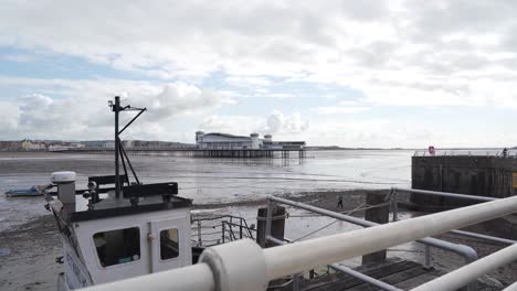 Viejo-Ferry-Amarrado-En-Los-Bancos-De-Arena-Con-El-Gran-Muelle-Weston-super-mare-En-El-Fondo