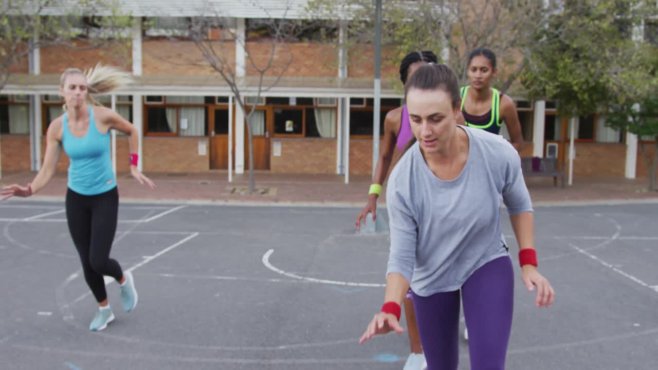 equipo de baloncesto femenino diverso jugando partido, dribbling de pelota