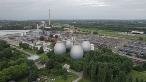 Schlammtanks-In-Einer-Kläranlage-In-Bottrop,-Deutschland,-Luftaufnahme