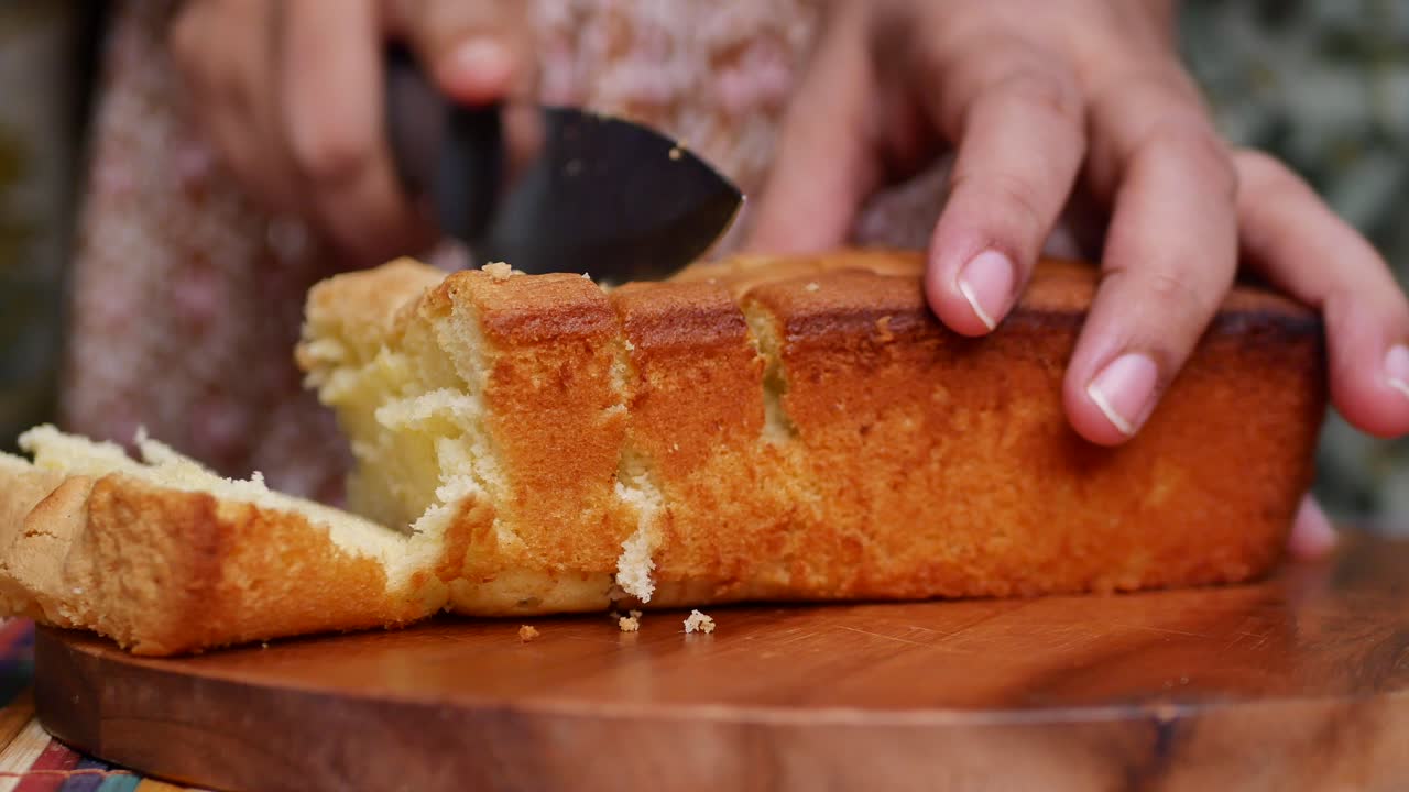 cortando un delicioso pastel de pan casero
