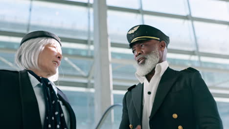 Rolltreppe,-Piloten-Und-Menschen-Am-Flughafen