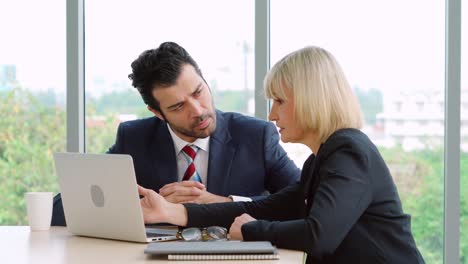 dos personas de negocios hablan de estrategia de proyecto en la oficina