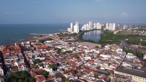 Cartagena,-Colombia,-Vista-Aérea-De-Los-Edificios-Del-Casco-Antiguo,-El-Lago-Cabrero-Y-Las-Torres-Frente-Al-Mar-En-El-Mar-Caribe