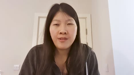 나이 든 학생이 카메라에 직접 유리를 들고 말하고 있습니다.