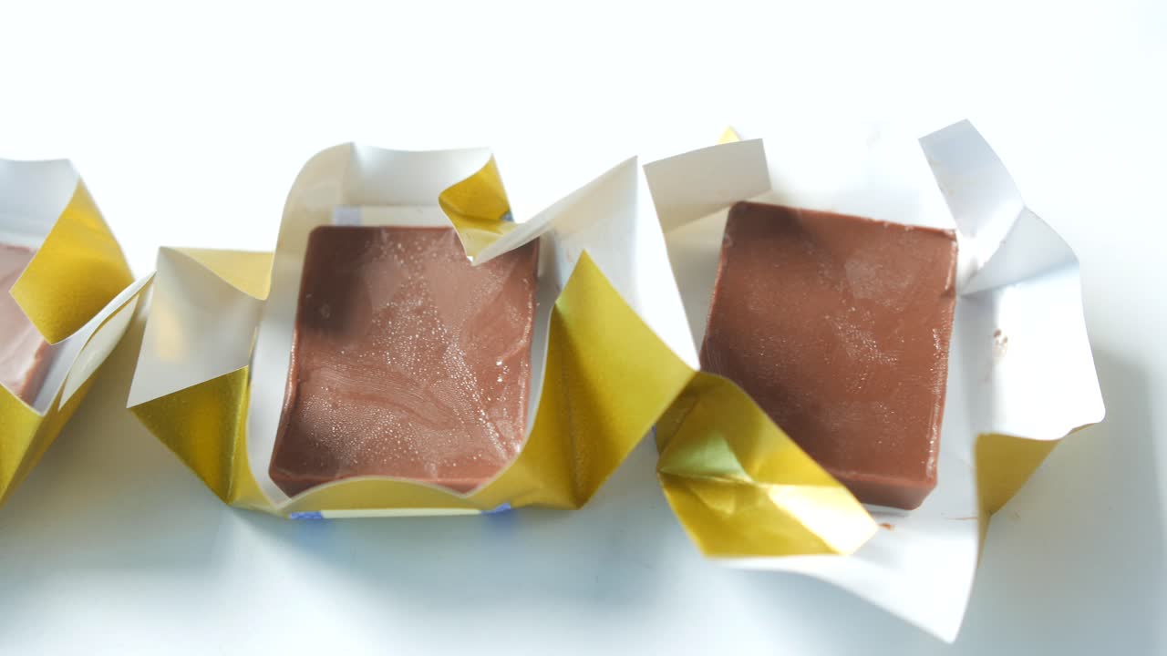 종이 패에 담긴 다크 초콜릿