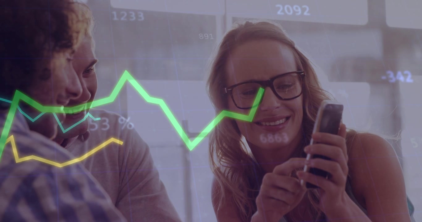 Donna che tocca il telefono e scorre, animando grafici a linee e numeri intorno al team per i dati dell'app.