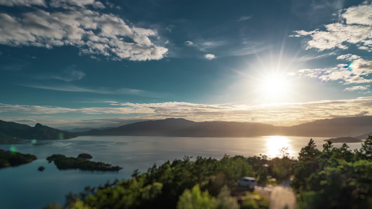 Un bellissimo tramonto sopra il fiordo di Hardanger