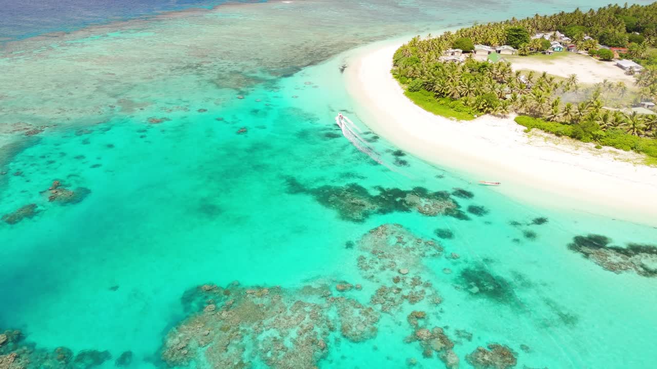 drone siguiendo un barco de pesca alrededor de la playa de fiji