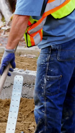 trabajador que trabaja en un sitio de construcción