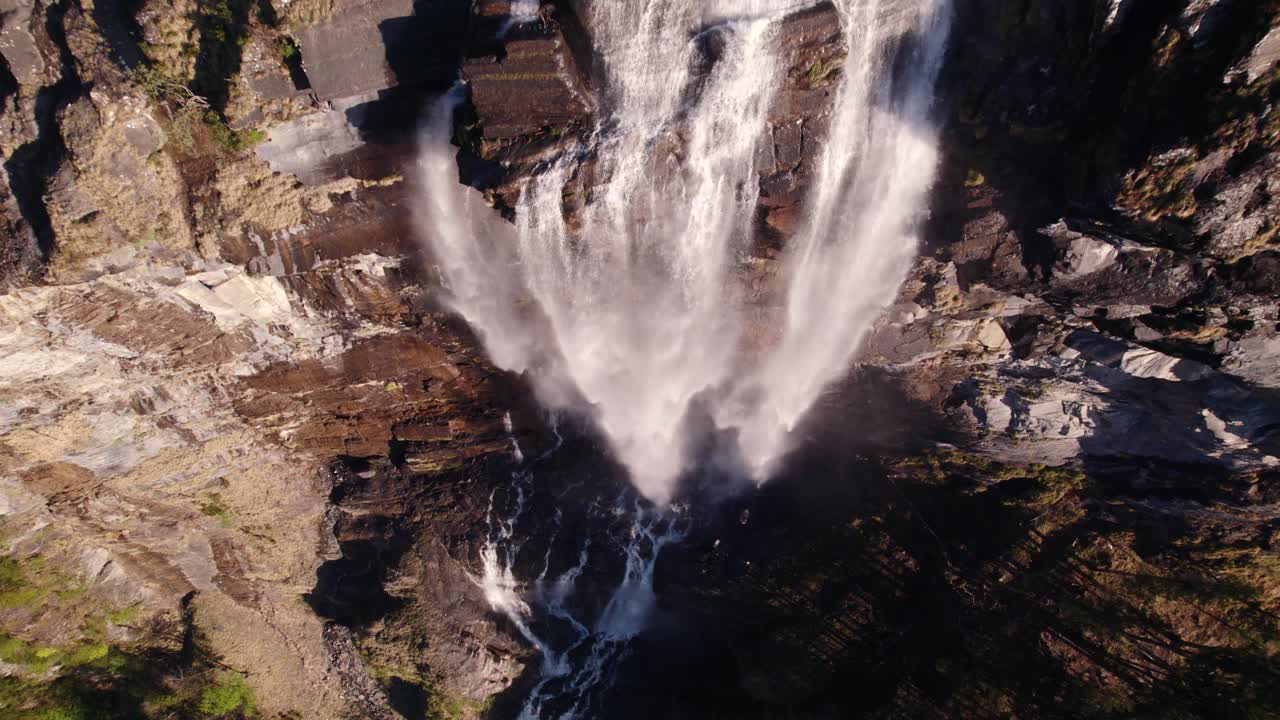 스위스 알프스의 그린델발트에 있는 아름다운 폭포를 내리는 공중 드론 영상 하향식 보기