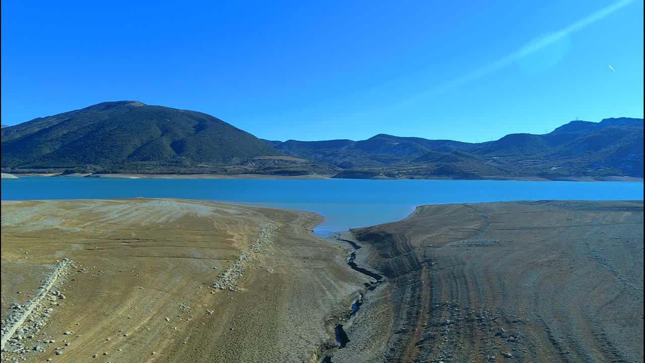 카탈루냐 피레네 산맥의 산트 안토니 호수 위를 날다