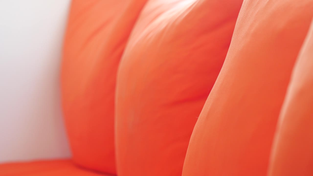 almohadas naranjas en el sofá