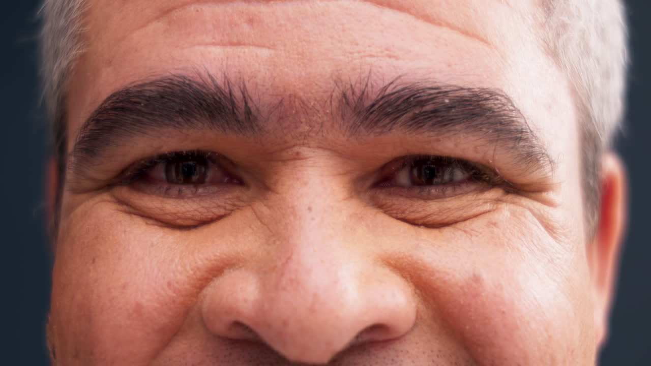 primer plano, cara y ojos de un hombre maduro