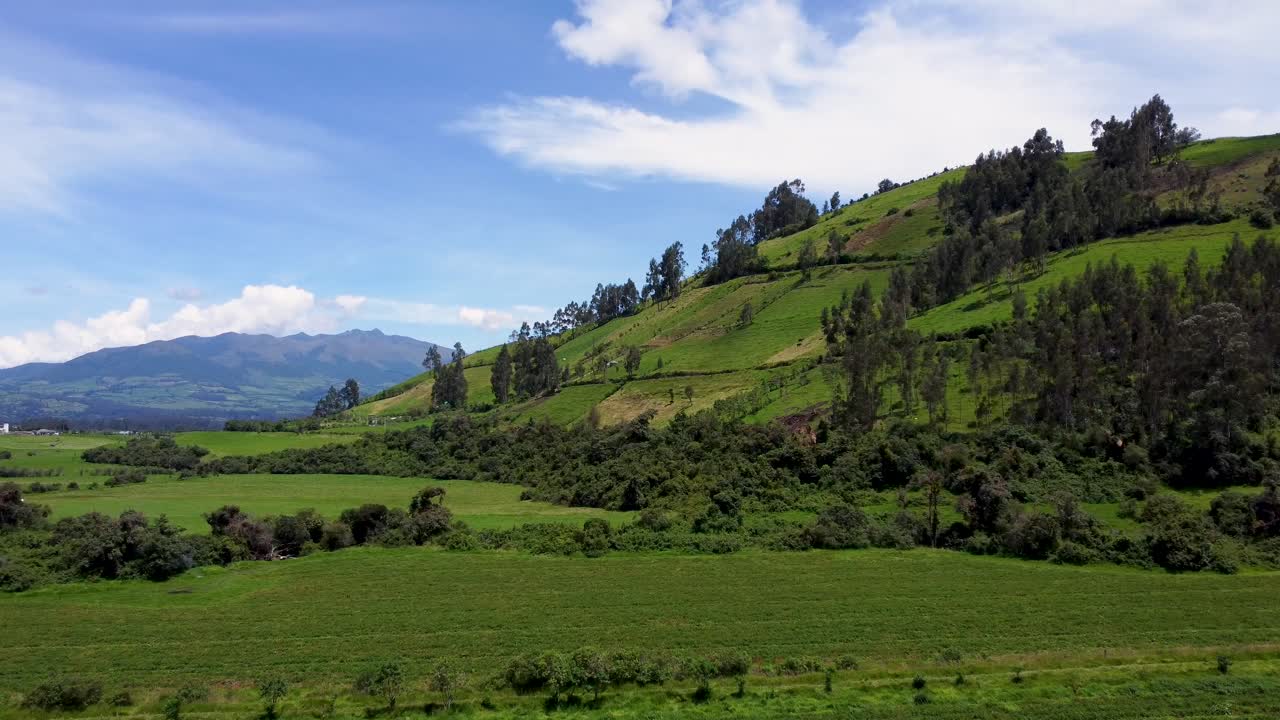Clip video sui verdi prati del quartiere di Puichig con lo sfondo del vulcano Atacaso nella città di Machachi, provincia di Pichincha, Ecuador