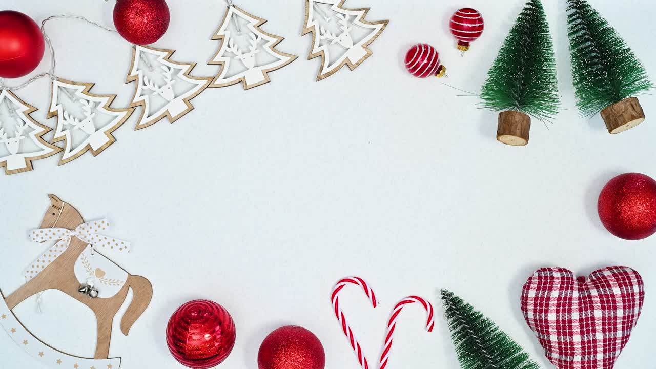 marco de navidad y año nuevo hecho de diferentes adornos de navidad en tema blanco.