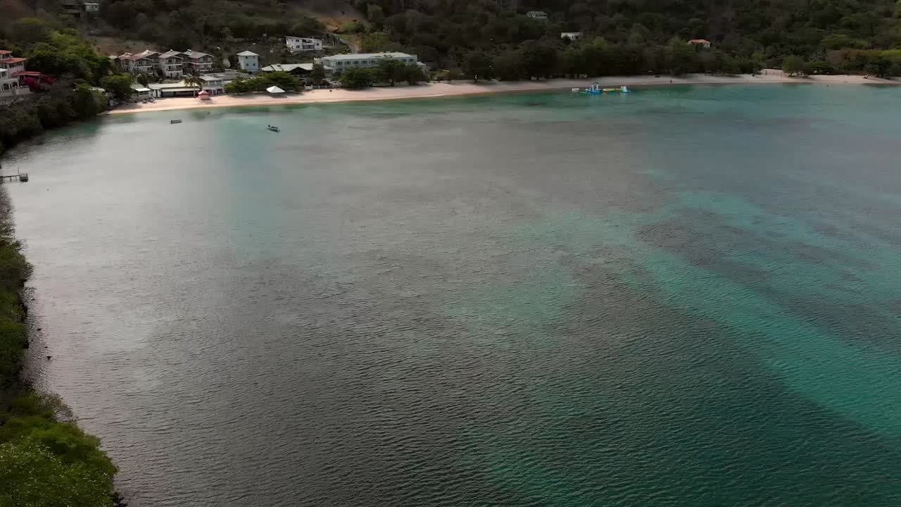 Acque cristalline di Morne Rouge Beach, situata sull'isola delle spezie di Grenada