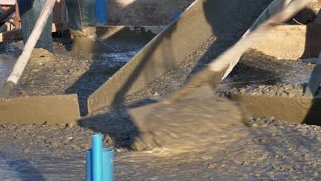 mezclador derrama mezcla de cemento para la construcción de fundición