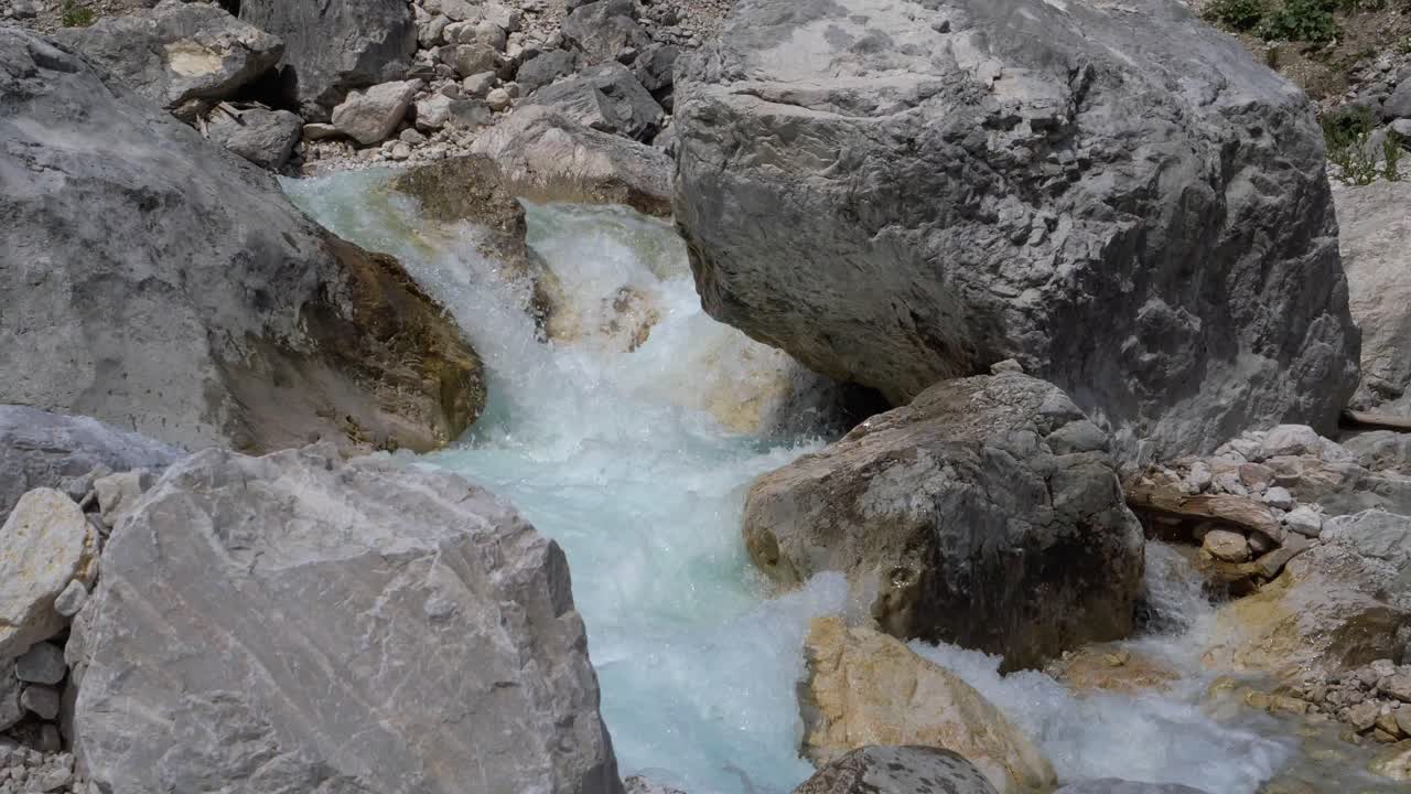 agua corriendo a través de las rocas en los alpes austríacos