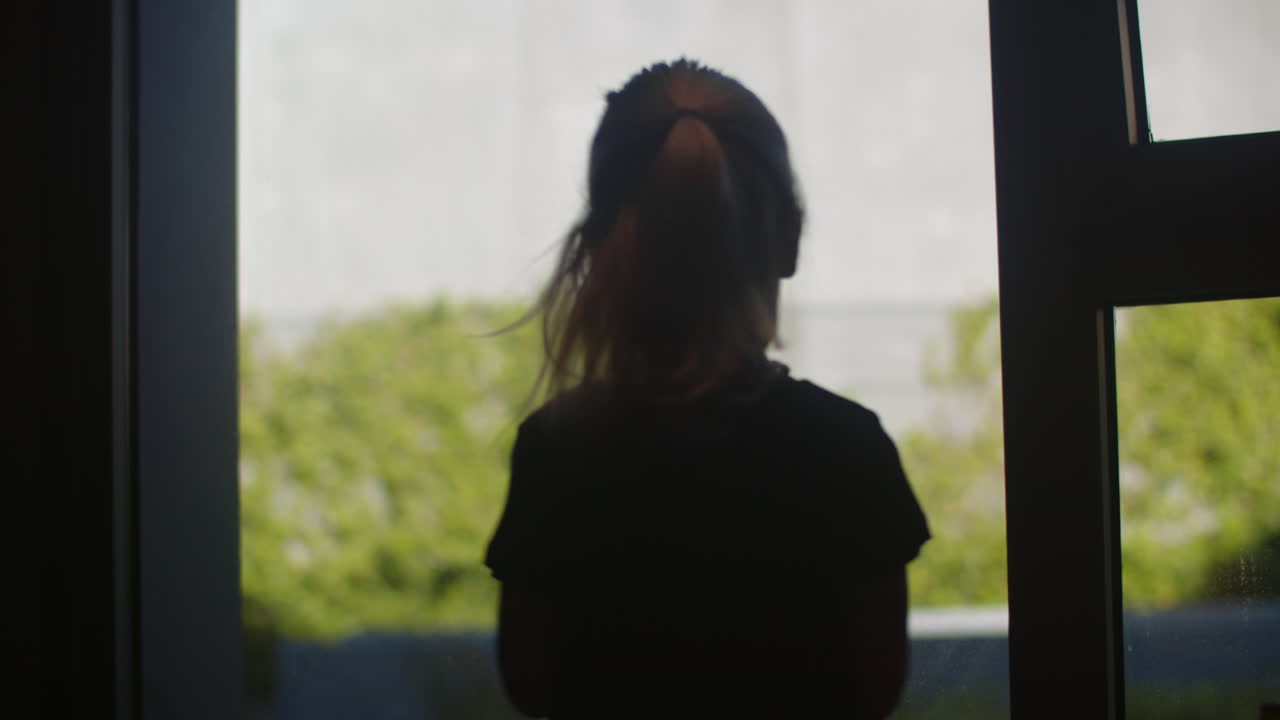 아이가 전화로 채팅하고 돌아다니고 있습니다.