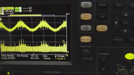 pantalla de osciloscopio que muestra las formas de onda