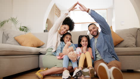 familia feliz, cara o brazos para la protección por el sofá