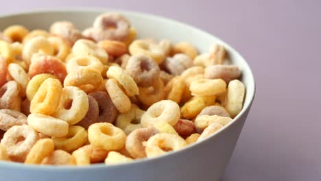 cerca de los copos de maíz de cereal completo en un tazón