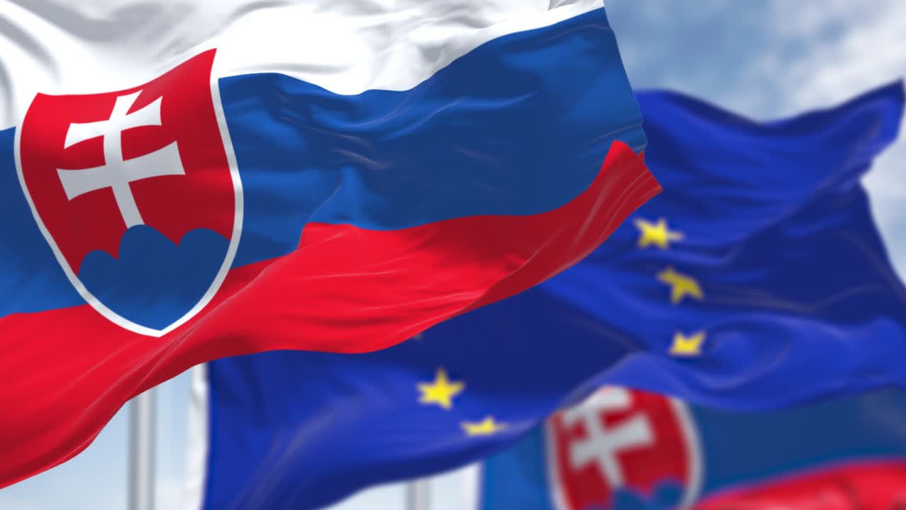 슬로바키아의 국기가 바람에 흔들리는 세부 사항과 희미한 유럽 연합 발