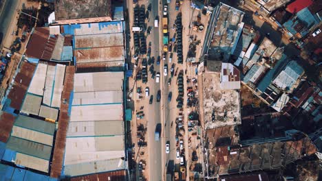 4K-Drohnenaufnahme-Einer-Stark-Befahrenen-Straße,-Auf-Der-Sich-Fahrzeuge-Bewegen