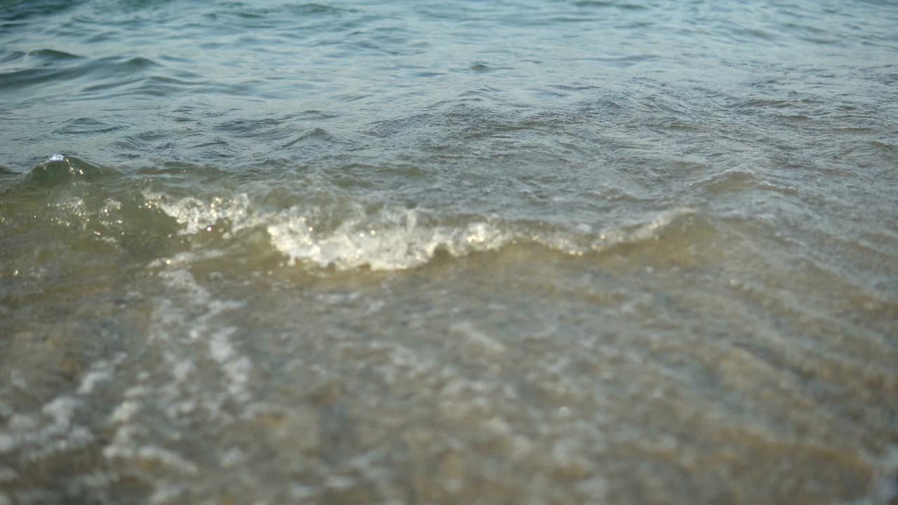 바다의 거품과 바다의 파도가 해변으로 가게, 배경 루프