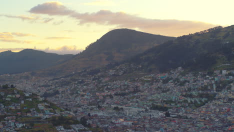 vista aérea de viaje al atardecer de la ciudad de quito. ecuador
