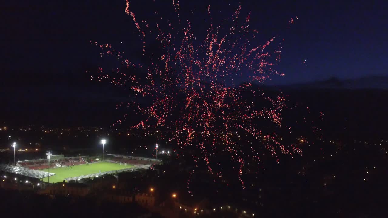 경기장 이 있는 도시 위 의 하늘 에 불꽃놀이