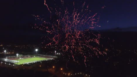 Feuerwerk-Am-Himmel-über-Einer-Stadt-Mit-Stadion