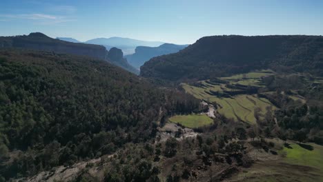 Die-Malerische-Region-Tavertet-In-Barcelona-Mit-Sanften-Hügeln-Und-üppigen-Grünen-Landschaften,-Luftaufnahme