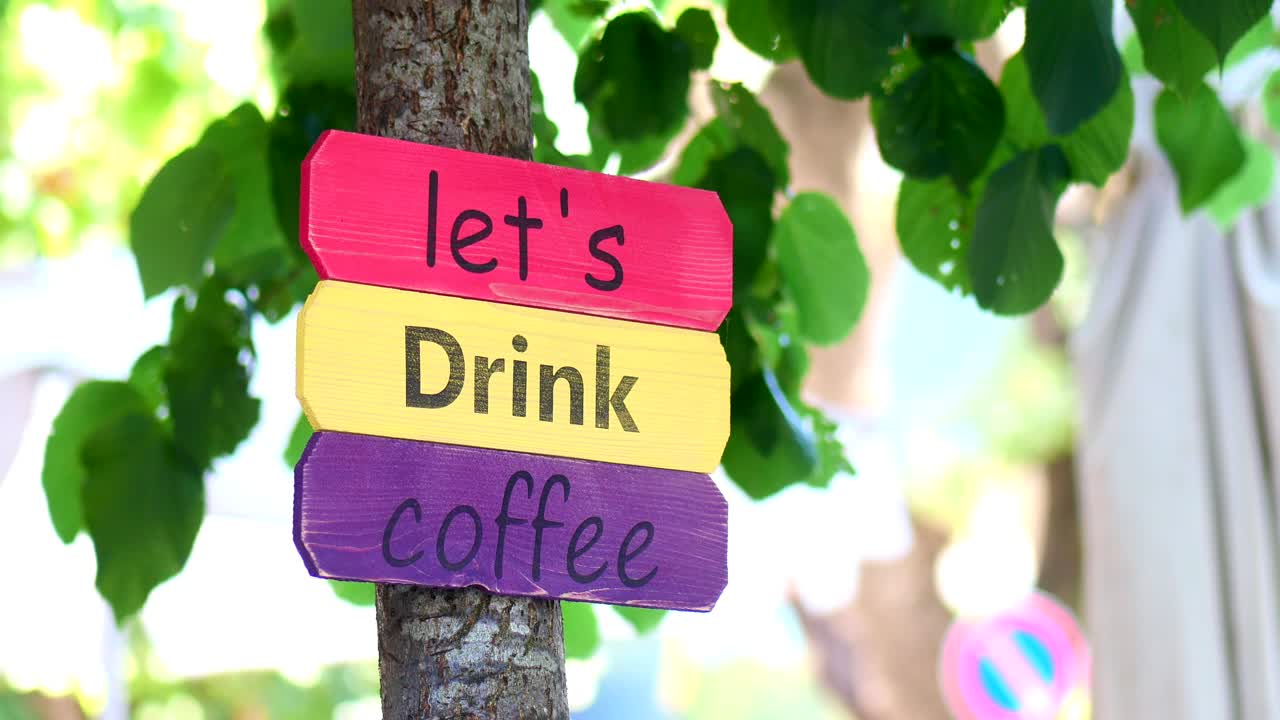 카페 의 다채로운 나무 표지판