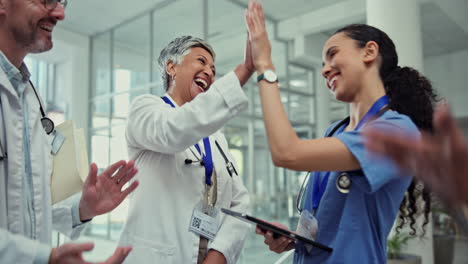 aplauso, cinco altos y equipo de médicos en la clínica