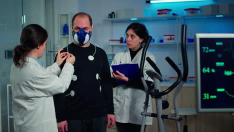 científico investigador preparando al paciente para una prueba de resistencia