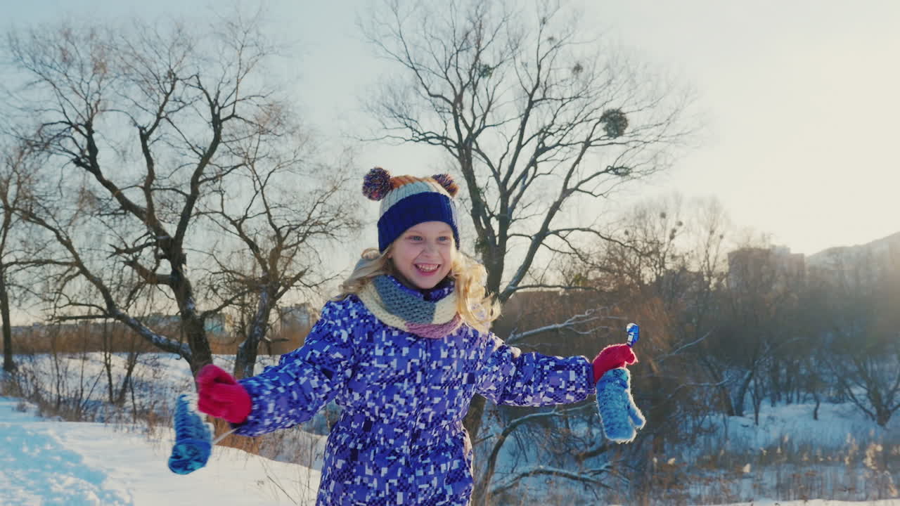 아이는 눈 속을 달리고 겨울날 기뻐한다