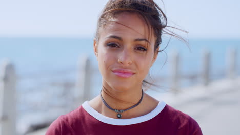 mujer, cara o pelo ventoso por la playa